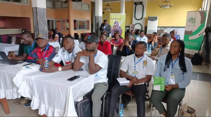 DefyhatenowWCA's tweet photo. Whether online or offline, hate speech poses a threat to peace, democracy & human rights.
Since this morning, community & association leaders are being drilled on ways to mitigate hate speech & the ongoing conflict in the S.W. region 🇨🇲
#FieldGuideCameroon 2.0
#PeaceBuilding https://t.co/gCkKfV4WEf