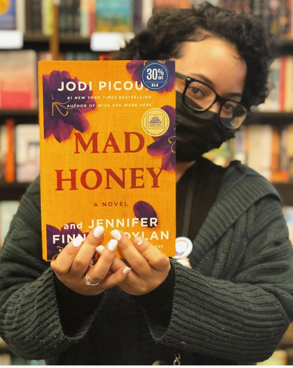 Listen in as <a href="/jodipicoult/">Chi Ly</a> and <a href="/jennyboylan/">Jenny Boylan 🍯</a> riff on their bestseller Mad Honey + what they learned from their collaboration + why they write + their literary inspirations + more w/ <a href="/miwamesser/">Miwa Messer</a> from the stage @bnunionsqnyc (wherever you listen to pods) --
@penguinrandomhouse