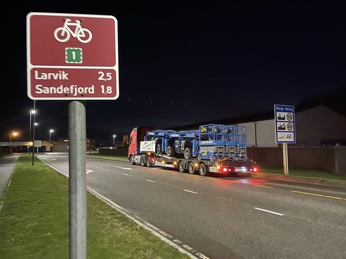 Botenwagen's tweet photo. Heen en weer. #transport #volvotrucks #terex #caterpillar #colorline #larvik #volvotrucksnl #dieplader #lowloader #tieflader https://t.co/nxOFCizXGx