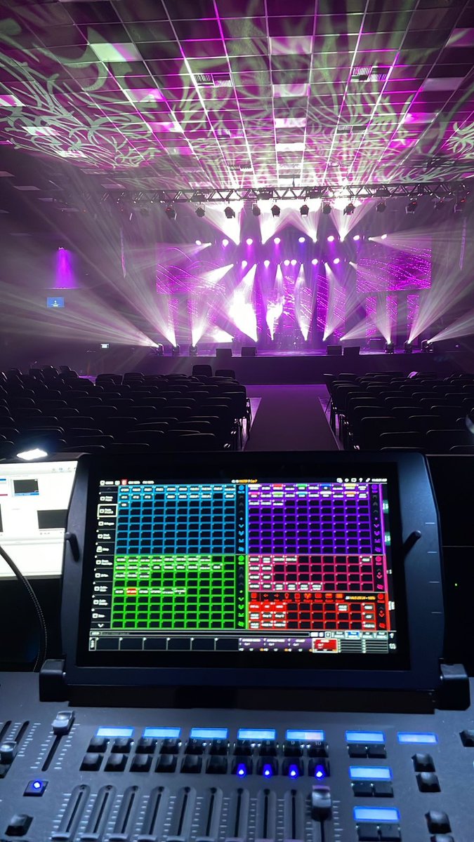 ControlObsidian's tweet image. Amândio Acosto easily imports #CaptureVisualisation patch into the #NX4 to easily start
programming live.

#obsidiancontrolsystems