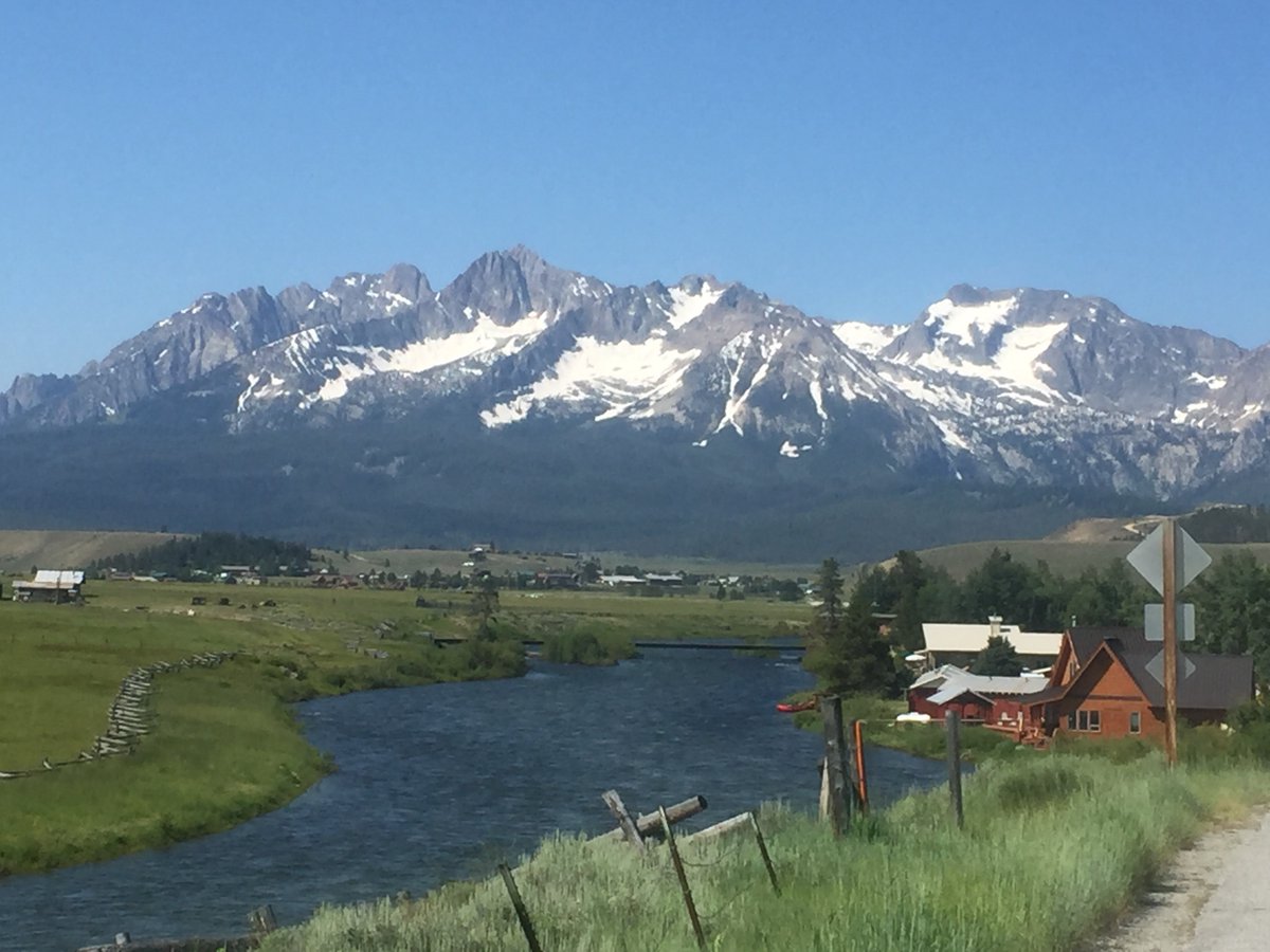 titleoneco's tweet photo. Sawtooth Mountains, Stanley #ScenicIdaho || 📷: Hunter Thompson || Marketing Communications

#scenic #idaho #getaway #vacation #titleandescrow #travel #bettertogether #teammember #takeadrive #visit https://t.co/0LWnInU6wH