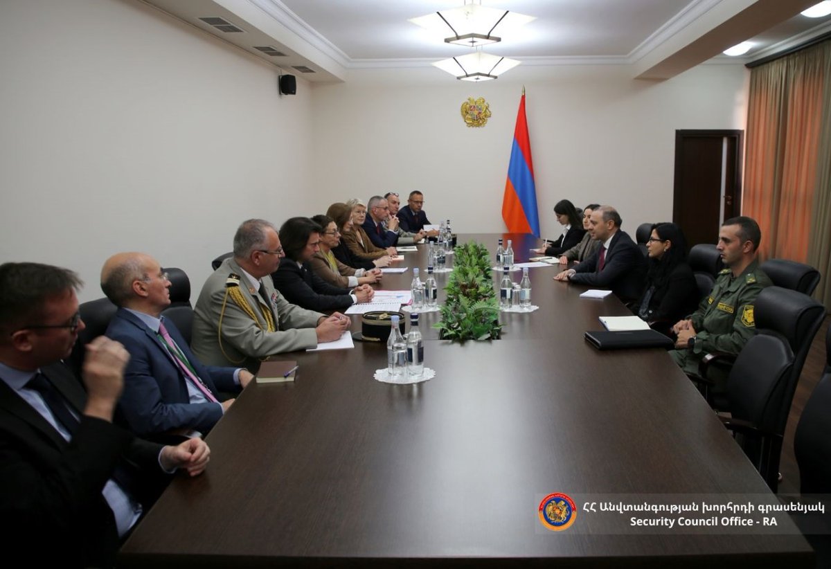 Une délégation d'@Armees_Gouv s’est rendue à Erevan. Elle a rencontré le Ministre @papikyan_suren, le Ministre des Hautes Technologies, et le Secrétaire du CS. La délégation a échangé avec ses interlocuteurs sur les modalités de renforcement de la coopération militaire 🇫🇷-🇦🇲