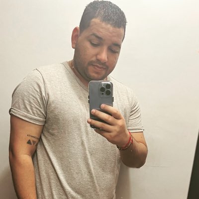AndresReales10's tweet photo. #NuevaFotoDePerfil https://t.co/ggQI7R7e2i
