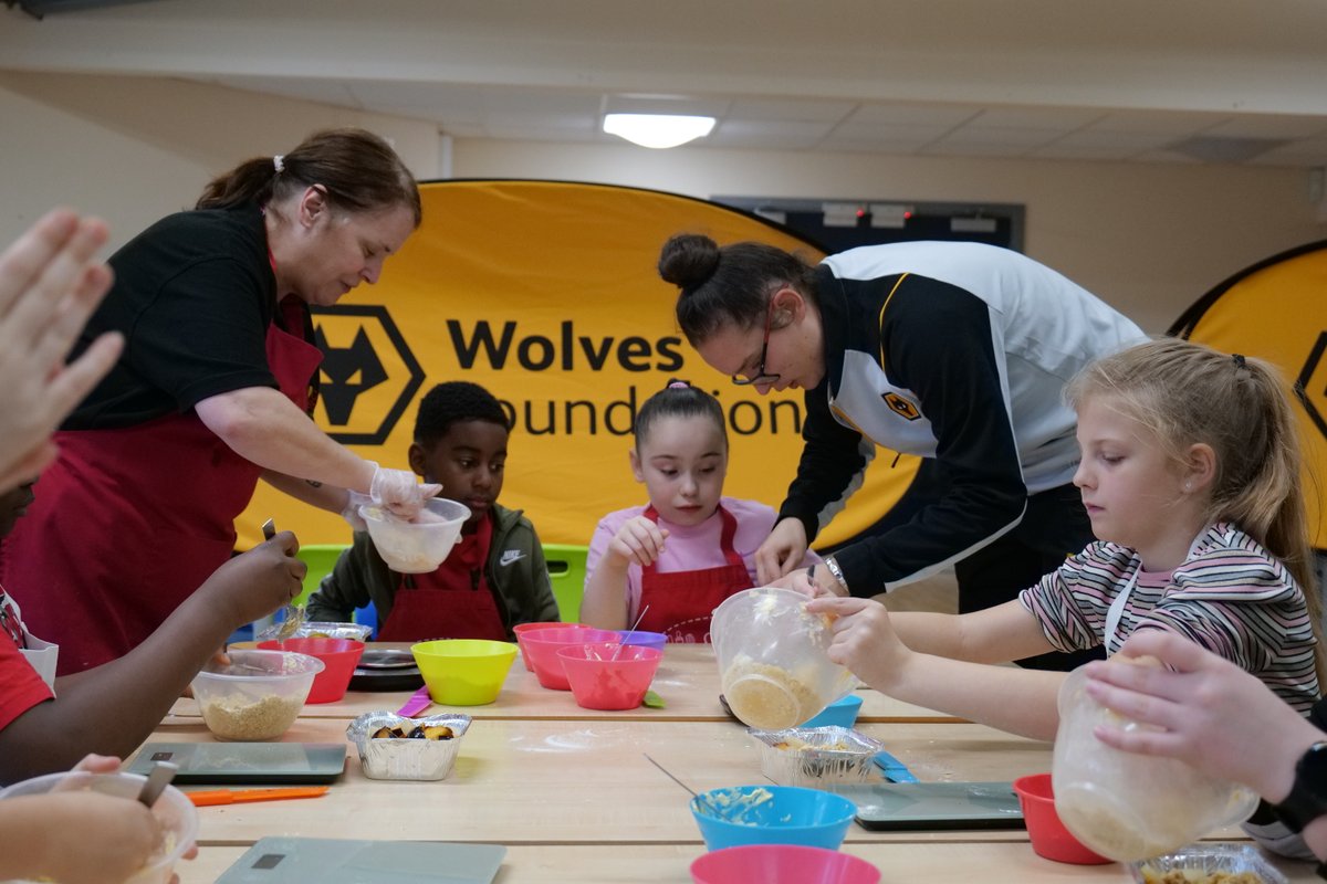 wwfcfoundation's tweet photo. Absolute pleasure to be joined by @WolvesMayor for one of our #FeedOurPack activity sessions this morning at @FallingsParkPri! 🏫

As part of their October half-term camp, the children made a delicious fruit crumble with the help of @cookstarsTracey 🧑‍🍳 https://t.co/V3W3VJH8ES