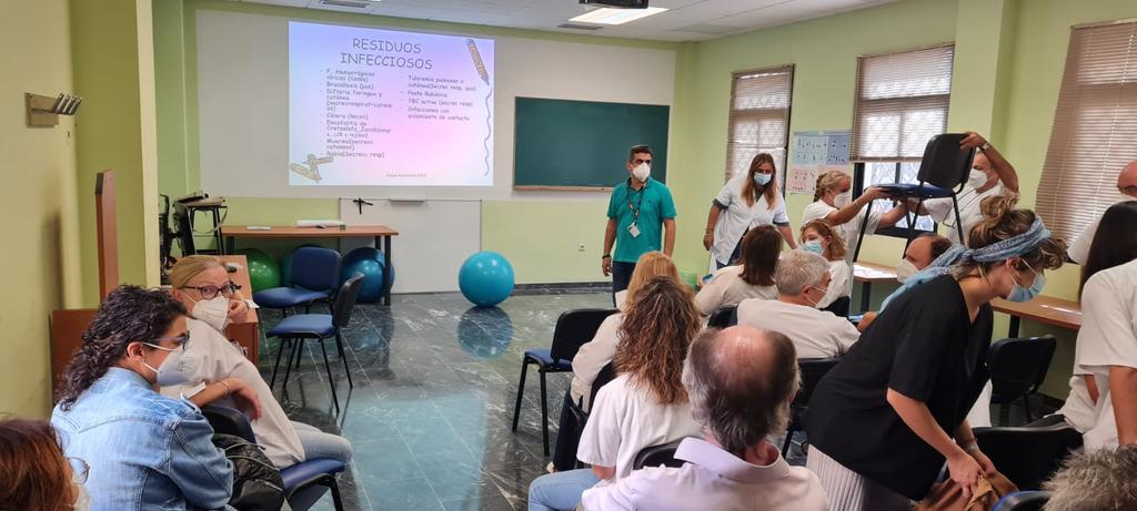 delatorrepaco's tweet photo. Concluimos esta semana las sesiones clínicas de gestión ambiental @SaludAPMalaga   hoy en C.S. Alhaurin el Grande, ayer C.S. Puerta Blanca y el martes en C.S Capuchinos,con @EnriqueCobaleda agradeciendo a todos sus profesionales su asistencia, motivación y profesionalidad https://t.co/IoZXyPA6yu