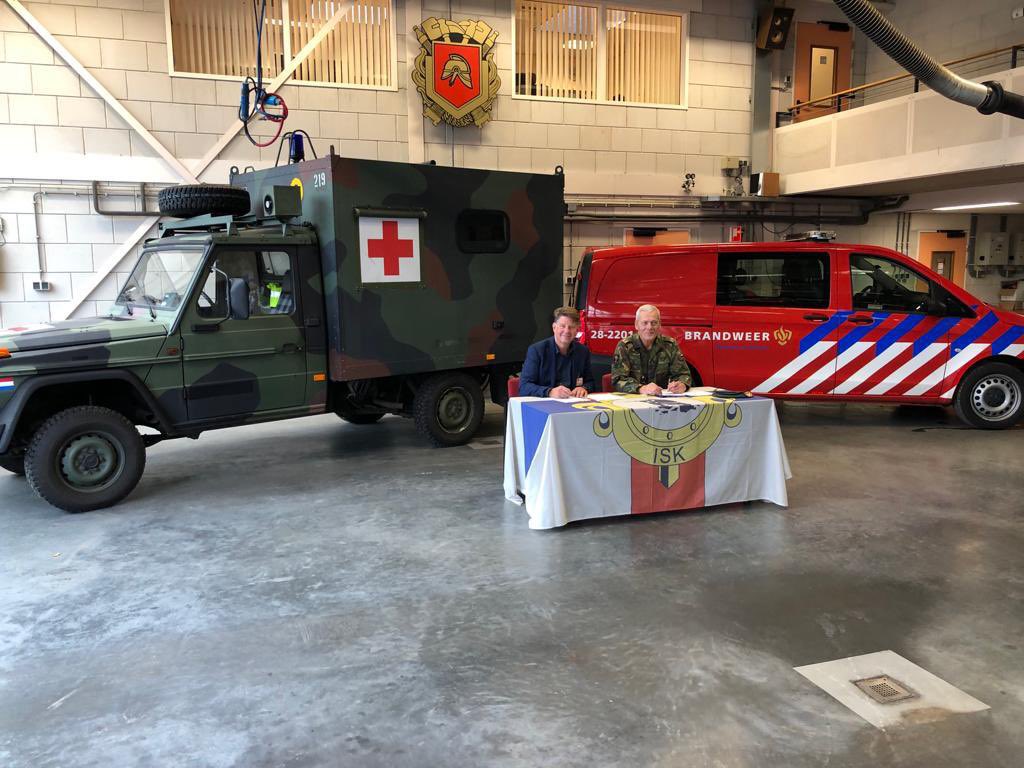 En weer een overeenkomst gesloten over samenwerking met defensie! Dit keer over inzet van een defensie ambu op het Schietterrein de Harskamp, waardoor nog sneller hulp kan worden geboden als dat nodig is. Getekend met generaal van Dooren.<a href="/ambulanceGM/">Ambulancezorg Gelderland-Midden</a> <a href="/brandweerGM/">brandweerGM</a> <a href="/ggdgm/">GGD Gelderland-Midden</a>