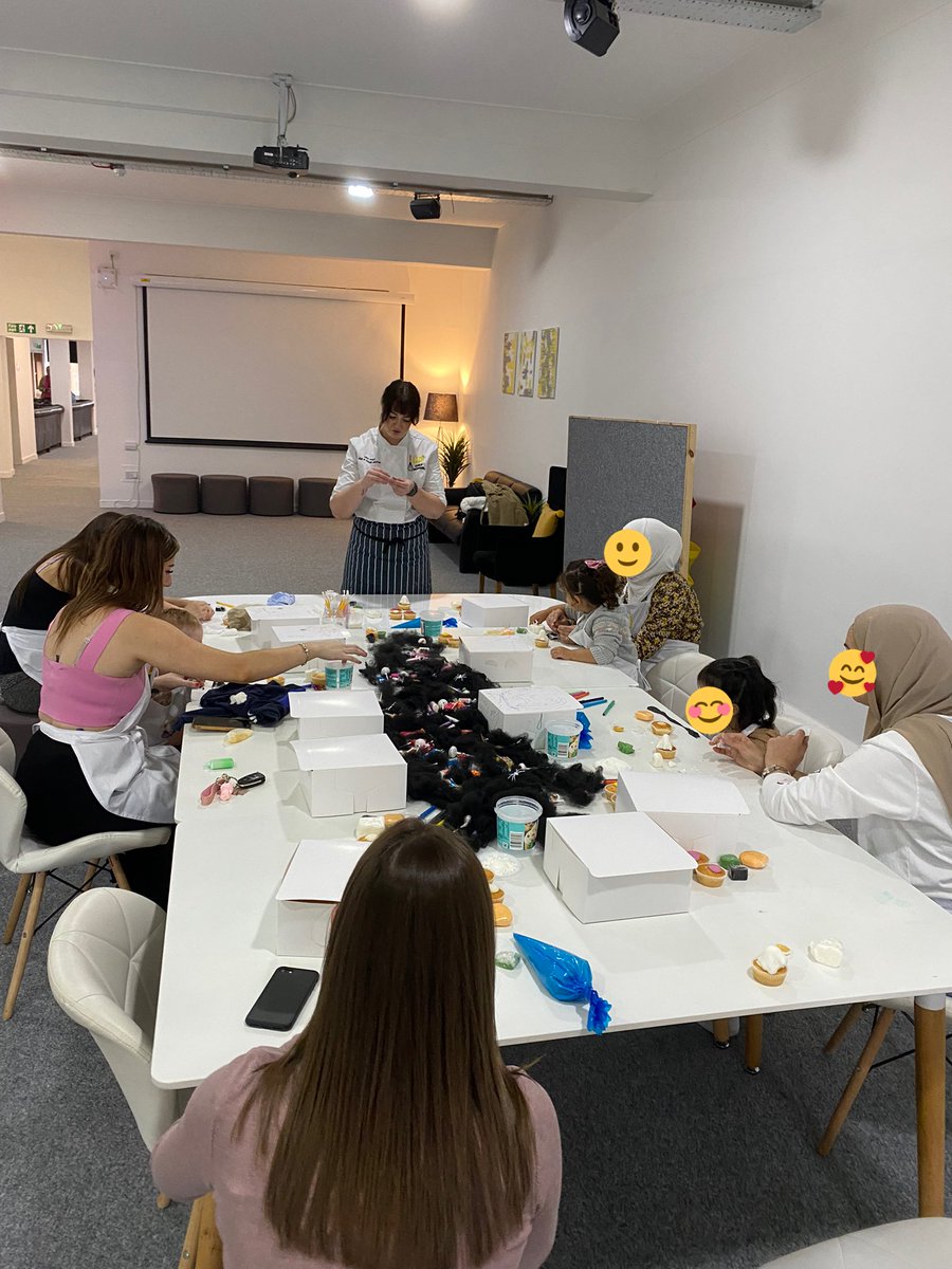 eaparentalsupp's tweet photo. 🎃 🧁 Halloween & cupcakes, the best combination 🧁 🎃
Thank you to @Hub_Internation who partnered up with us again and came to SL33 to deliver a cupcake decorating class for some of our families 👩👦
#EAPESF #SL33 #HubInternational https://t.co/SH2DbHHKzK