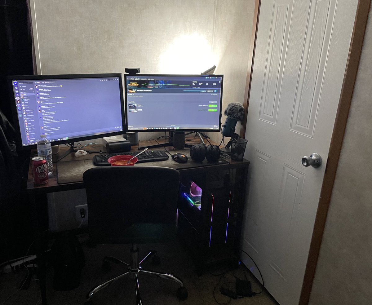 Meshikiari's tweet photo. After not having a desk since May…. IM IN LOVE!! https://t.co/CycAOzRglN