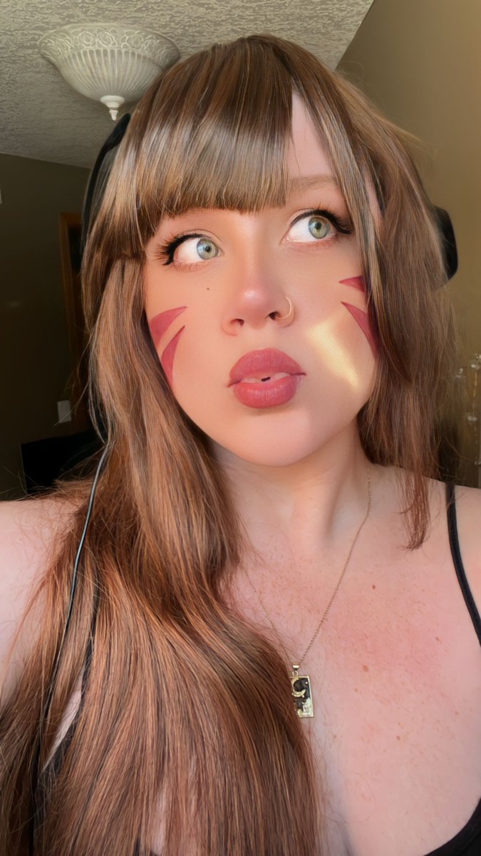 half assed halloween costumes 3/5:
#dva from #overwatch 💖✨🐰