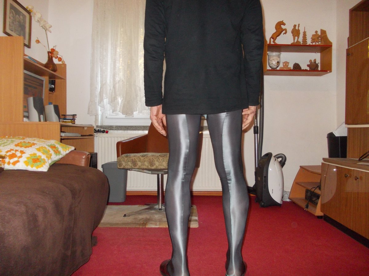 Georg60279933's tweet photo. my new silvertights. https://t.co/EyJiILvpBC
