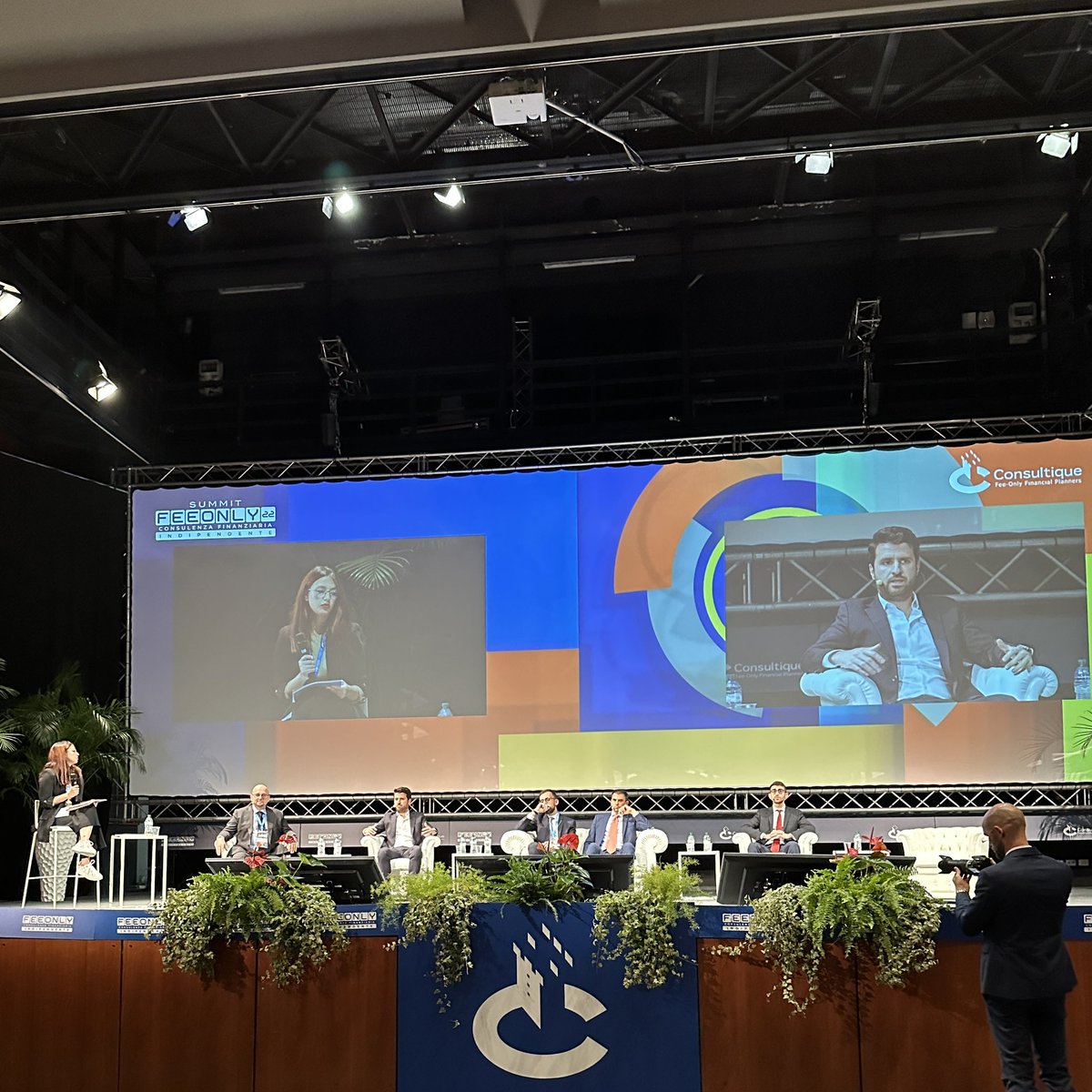 AnubiDigital's tweet photo. Sul palco del #FeeOnlySummit, l’evento nazionale della consulenza finanziaria indipendente, il nostro CEO @diegodaquilio ha spiegato perché i consulenti finanziari indipendenti dovrebbero scegliere @AnubiDigital per la custodia e la generazione di valore dei Digital Asset. https://t.co/kBJ1IxJ3NO