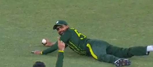 thewashingomo's tweet photo. #PAKvsZIM #PakistanCricket #T20WorldCup2022  babar azam shocked here... https://t.co/vFlcK1qsy4