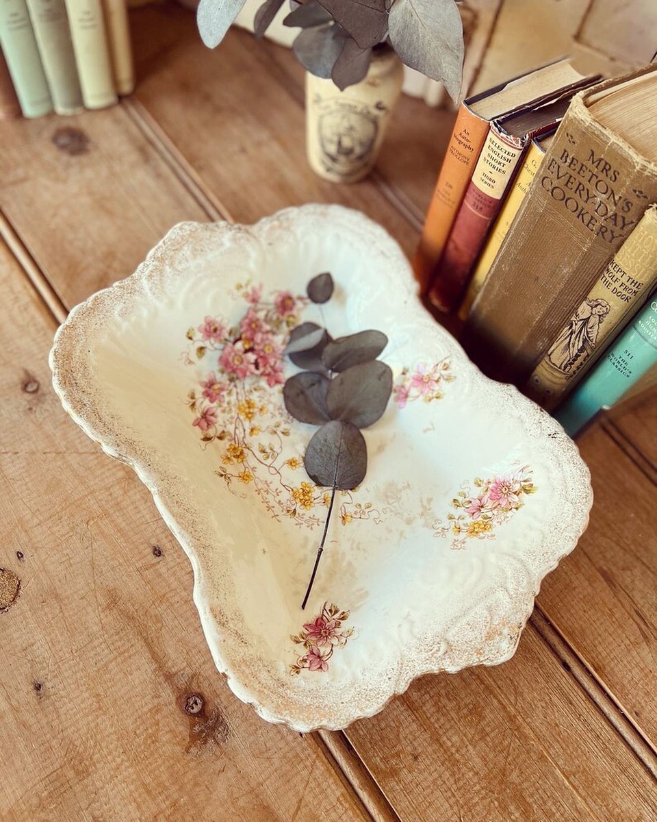 tiny_vintage's tweet photo. I love the delicate colours on this Imperial Bonn rectangular faience bowl made in the 19th century…would be fabulous as a fruit bowl, or to display some dried flowers 🌿
#etsyvintage #vintagelovers #lovevintage #imperialbonn #smallbusinesslife #ilovevintage #gatheredstyle https://t.co/RtqEJ37Gf2
