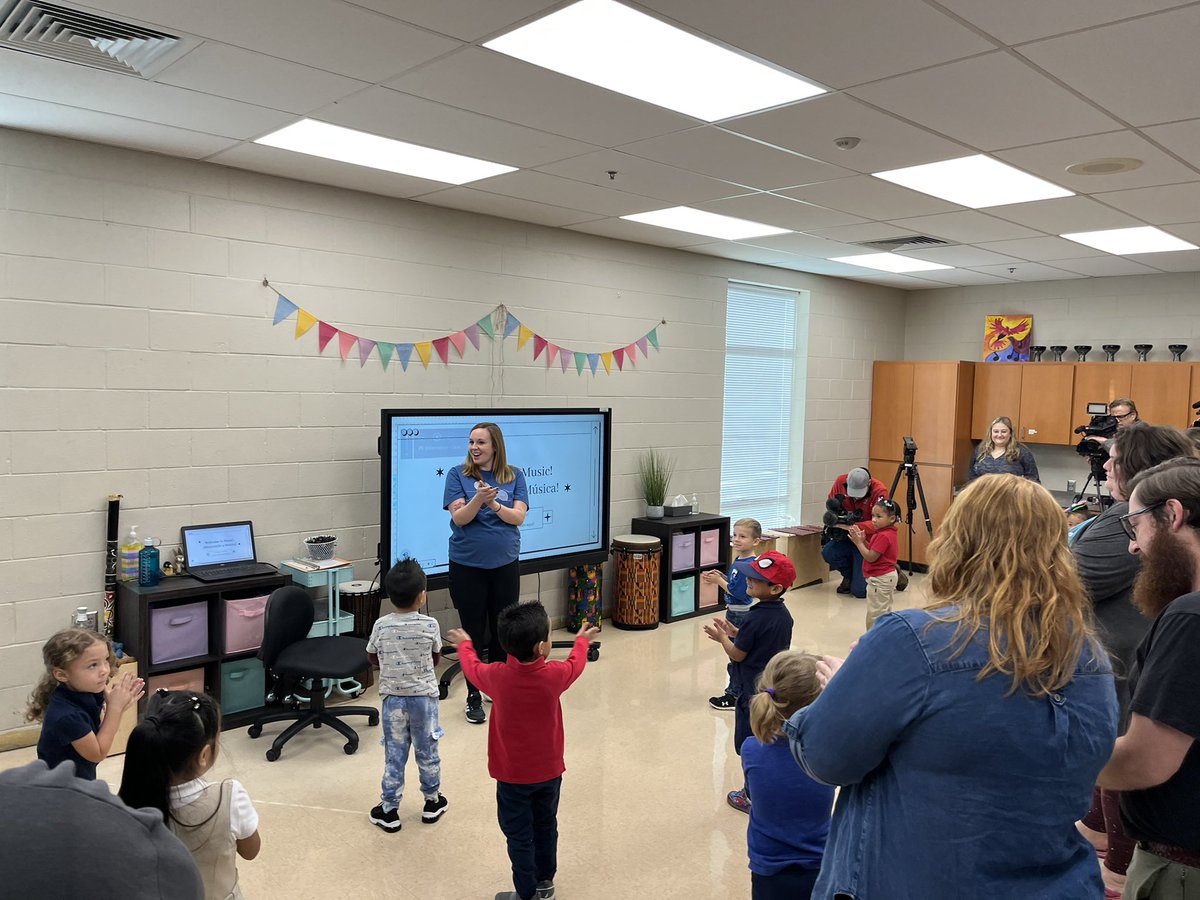 thestephhinton's tweet photo. Got to spend my morning singing and dancing with @SoHillsCardinal PK! Thanks, @JulianneDenton for the invite to Ms. Lopez’s amazing music class 🎶 #oklaed https://t.co/pLU9KGdO7L