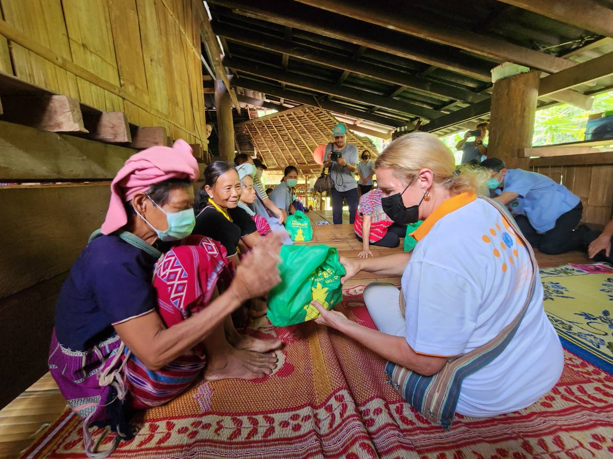 Unfpa_Thailand's tweet photo. Thank you traditional birth attendants who dedicate their life to assist pregnant women in ethnic villages in Thailand.
@Pr_Anamai health personnel devote times to train+work with villagers, networks, traditional birth attendants to ensure no woman die from giving birth. #SDG3 https://t.co/1EbBpBnxvO