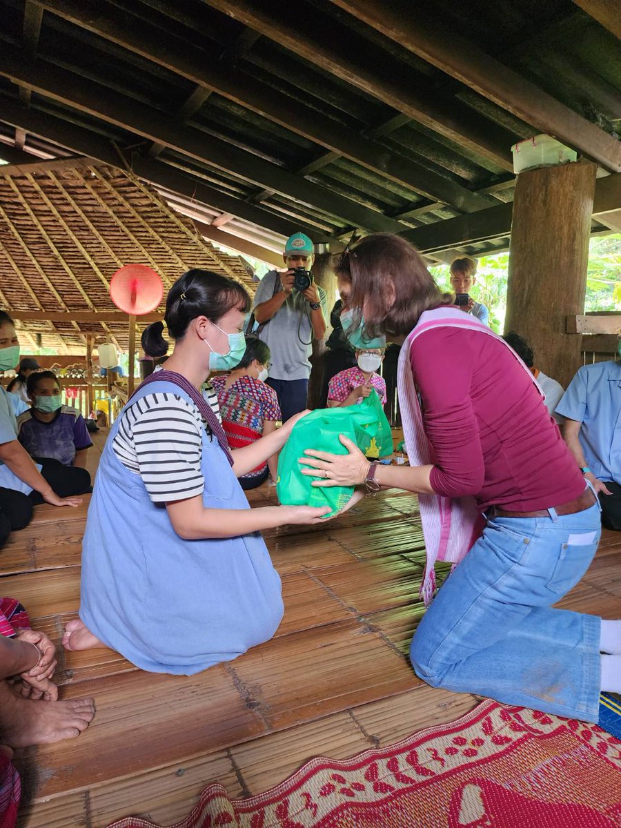 Unfpa_Thailand's tweet photo. Thank you traditional birth attendants who dedicate their life to assist pregnant women in ethnic villages in Thailand.
@Pr_Anamai health personnel devote times to train+work with villagers, networks, traditional birth attendants to ensure no woman die from giving birth. #SDG3 https://t.co/1EbBpBnxvO