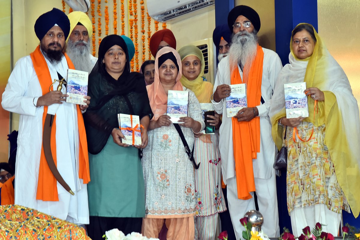 SGPCAmritsar's tweet photo. Need to be careful of people working at behest of governments to weaken Sikh institutions: S. Sukhbir Singh Badal @officeofssbadal
Read full: https://t.co/oEVn4OV0fd
#SakaSriPanjaSahib #100YearCentenary #Centenary #PanjaSahib #SGPCPressNote #SriDarbarSahib #Amritsar https://t.co/mnIrVBEwyF