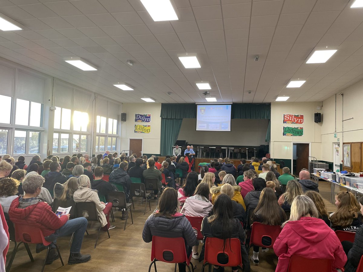 AGorfforol's tweet photo. Noson lwyddiannus neithiwr yn y noson rhieni, pawb yn edrych ymlaen at y deithiau sgïo!! Diolch yn fawr i Peter Owen o Snowsportsworld am gynorthwyo gyda’r noson! Dim hir i fynd!! ❄️ ⛷ #Awstria #SkiAmadé https://t.co/dpxgLvTcTJ