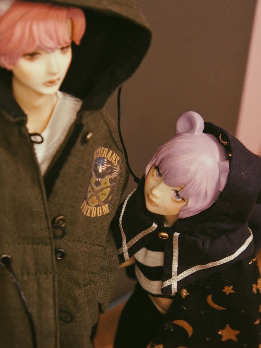 「四郎くん「"ハロウィンっぽい服装で集合しよ"って自分が言ったんじゃん!なんで僕だ」|NIJICO👯のイラスト