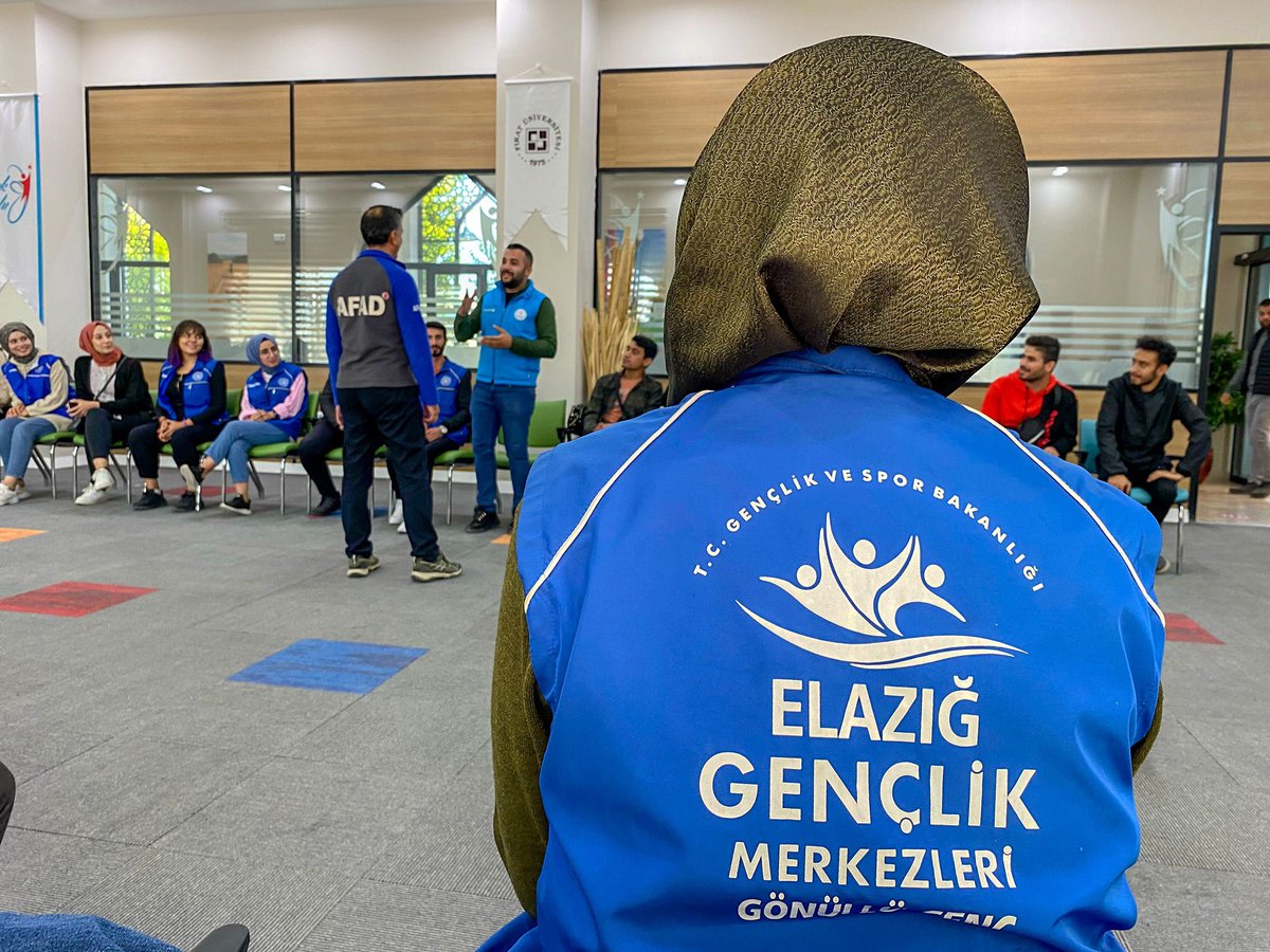 GSB_ElazigGM's tweet photo. Acil Durum Ve Afet Timimizin, AFAD ile düzenlediği ‘’Afet Farkındalık Eğitimi’’ İpekyolu Gençlik Merkezinde, gönüllü gençlerimizin katılımıyla gerçekleşti. 

#GönüllülükKulübü 
#AcilDurumveAfetTimi https://t.co/tLko1OKy1l