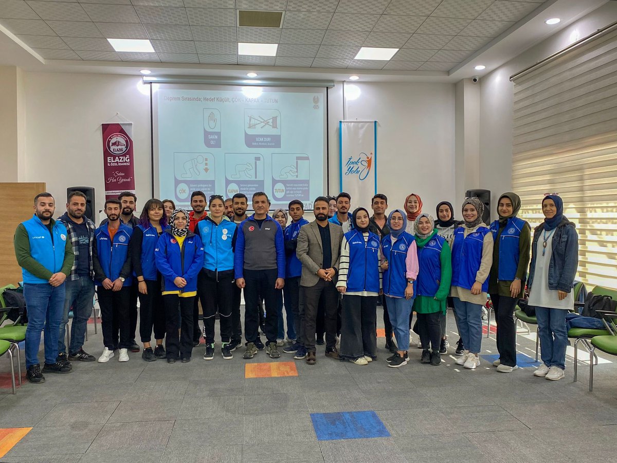 GSB_ElazigGM's tweet photo. Acil Durum Ve Afet Timimizin, AFAD ile düzenlediği ‘’Afet Farkındalık Eğitimi’’ İpekyolu Gençlik Merkezinde, gönüllü gençlerimizin katılımıyla gerçekleşti. 

#GönüllülükKulübü 
#AcilDurumveAfetTimi https://t.co/tLko1OKy1l