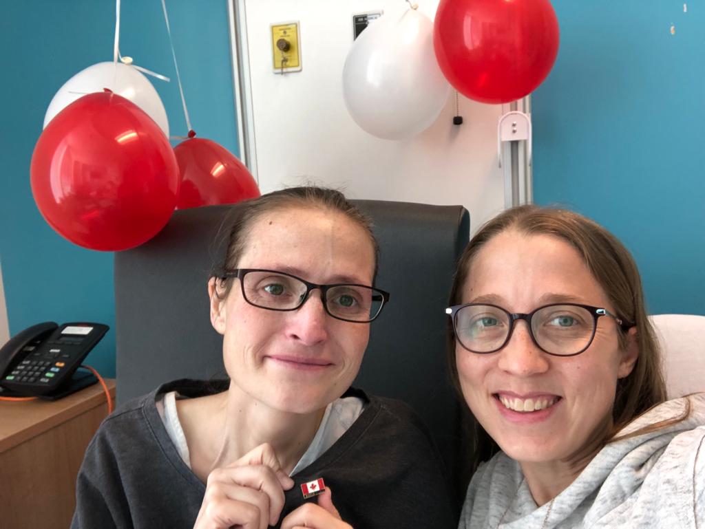 Arrivée à Montréal en 2010, un cancer qui me suit depuis 2015, un doctorat en poche depuis 2016 et une conjointe en or depuis 2020. Hier je suis devenue citoyenne 🇨🇦 à l'hôpital 🙃 Je continue d'avancer et suis très fière de tous mes accomplissements. Merci de m'accueillir.