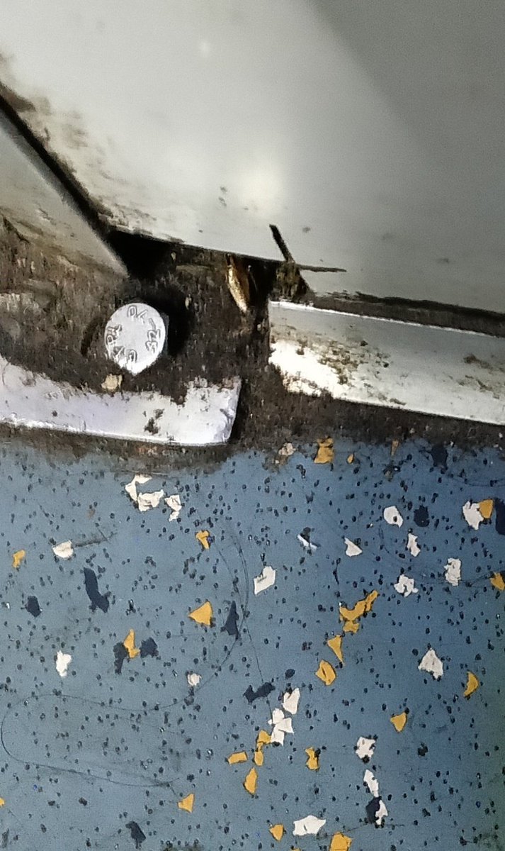 ManishKrs20's tweet photo. @RailMinIndia Train Number 12836 YPR-HTE express. Such sorry state of affairs. The cockroaches travel here without a ticket, even in 2AC coaches. When you question the officials, their response is simple - "kya he kar sakte hain?" Is the railway ministry paying attention??? https://t.co/RtahxayNrG