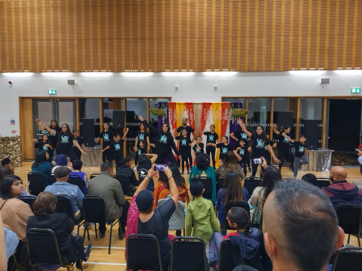 Last night Wolverhampton continued to celebrate #Diwali2022 with @HitDhol Diwali Mela event, where we saw some fantastic performances at the @TheBJCH from our younger generation.