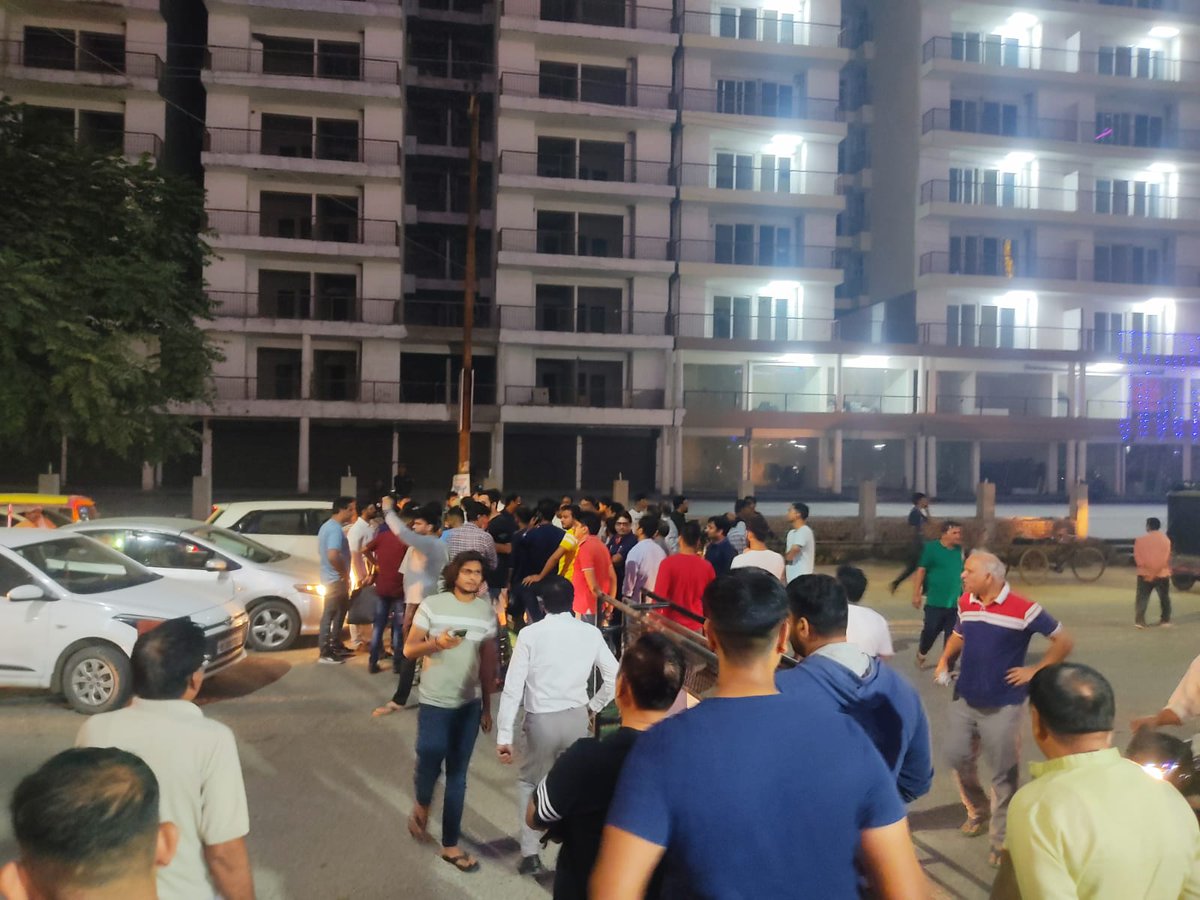 FortuneExt's tweet image. @SspGhaziabad @Uppolice @Gzbtrafficpol 
Fortune रेसीडेंसी में आज हुई चोरी की घटना के बाद बिल्डर के खिलाफ रेजिडेंट प्रदर्शन करते हुए। 
ये पिछले एक साल में सोसायटी में चोरी की तीसरी घटना है। 
कृपया संज्ञान लेकर कठोर कार्यवाही करें।