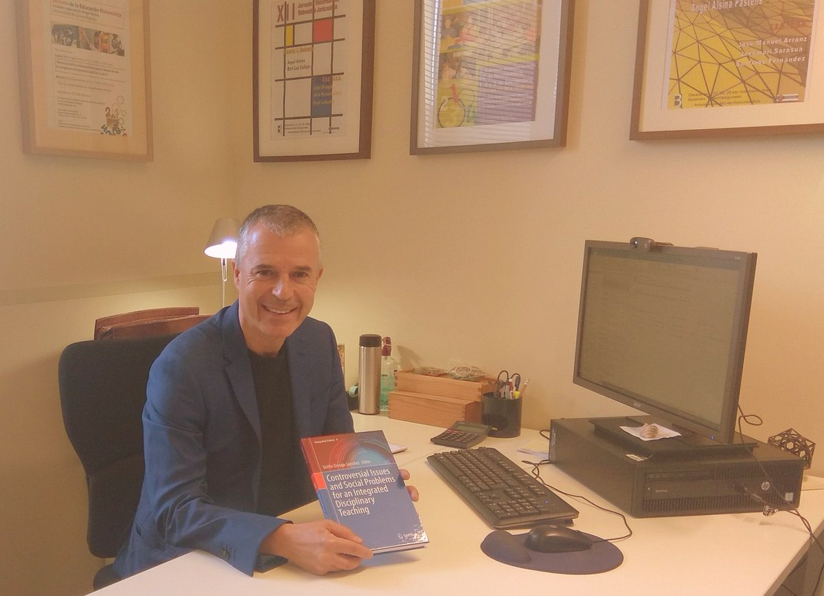 AngelAlsinaP's tweet photo. Hoy he recibido un libro que me ha hecho especial ilusión: he tenido el privilegio de publicar un capítulo sobre conexiones entre la educación matemática y la sostenibilidad. ¡Muchas gracias a la Editorial Springer y al editor del libro por la confianza!
https://t.co/y3kD4GTSSF https://t.co/yVcwV81VpP