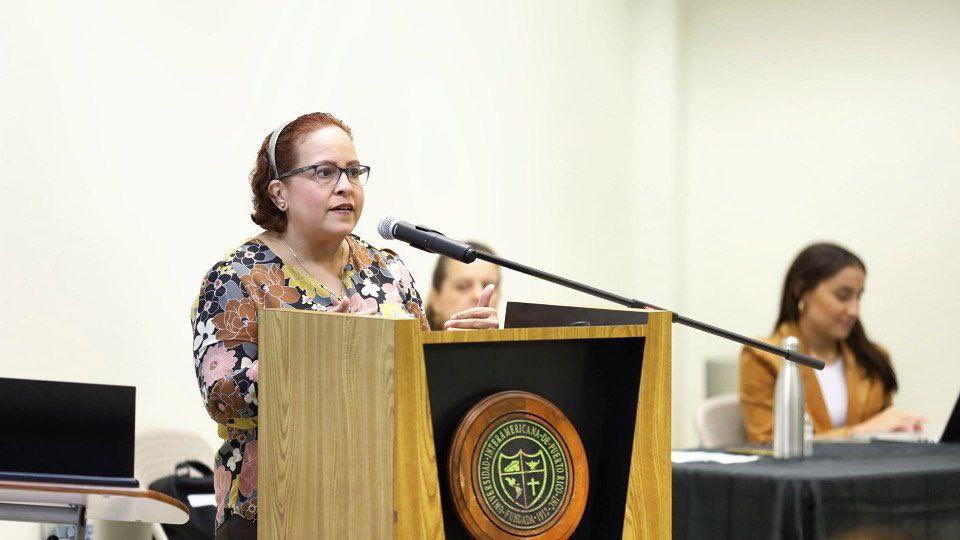 EnergiaNEPR's tweet photo. 🔖 La comisionada del #NEPR, Lillian Mateo detalló hoy el proceso para lograr la transformación energética en PR en el conversatorio celebrado en la Universidad Interamericana, recinto de #Bayamón. https://t.co/1rrSUSmXFk