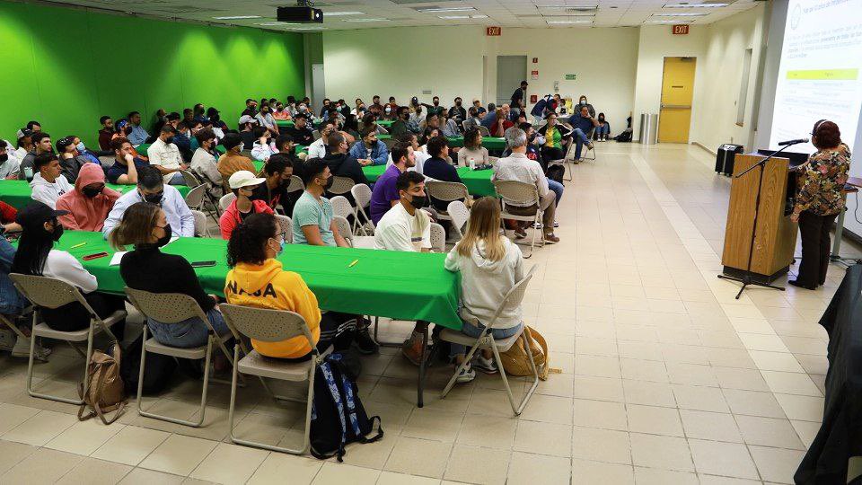 EnergiaNEPR's tweet photo. 🔖 La comisionada del #NEPR, Lillian Mateo detalló hoy el proceso para lograr la transformación energética en PR en el conversatorio celebrado en la Universidad Interamericana, recinto de #Bayamón. https://t.co/1rrSUSmXFk