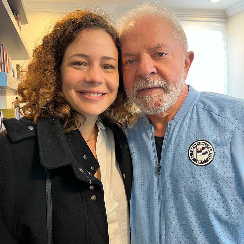 leandraleal's tweet photo. Parabéns para o presidente @LulaOficial! Não canso de agradecer pela sua força, amor e coragem que nos fazem lutar e sonhar por um país mais justo. Eu te desejo muita saúde, força, sabedoria, alegria e amor. Seu presente será o nosso: um futuro de construção com união e paz. https://t.co/ykuiIeS6K8
