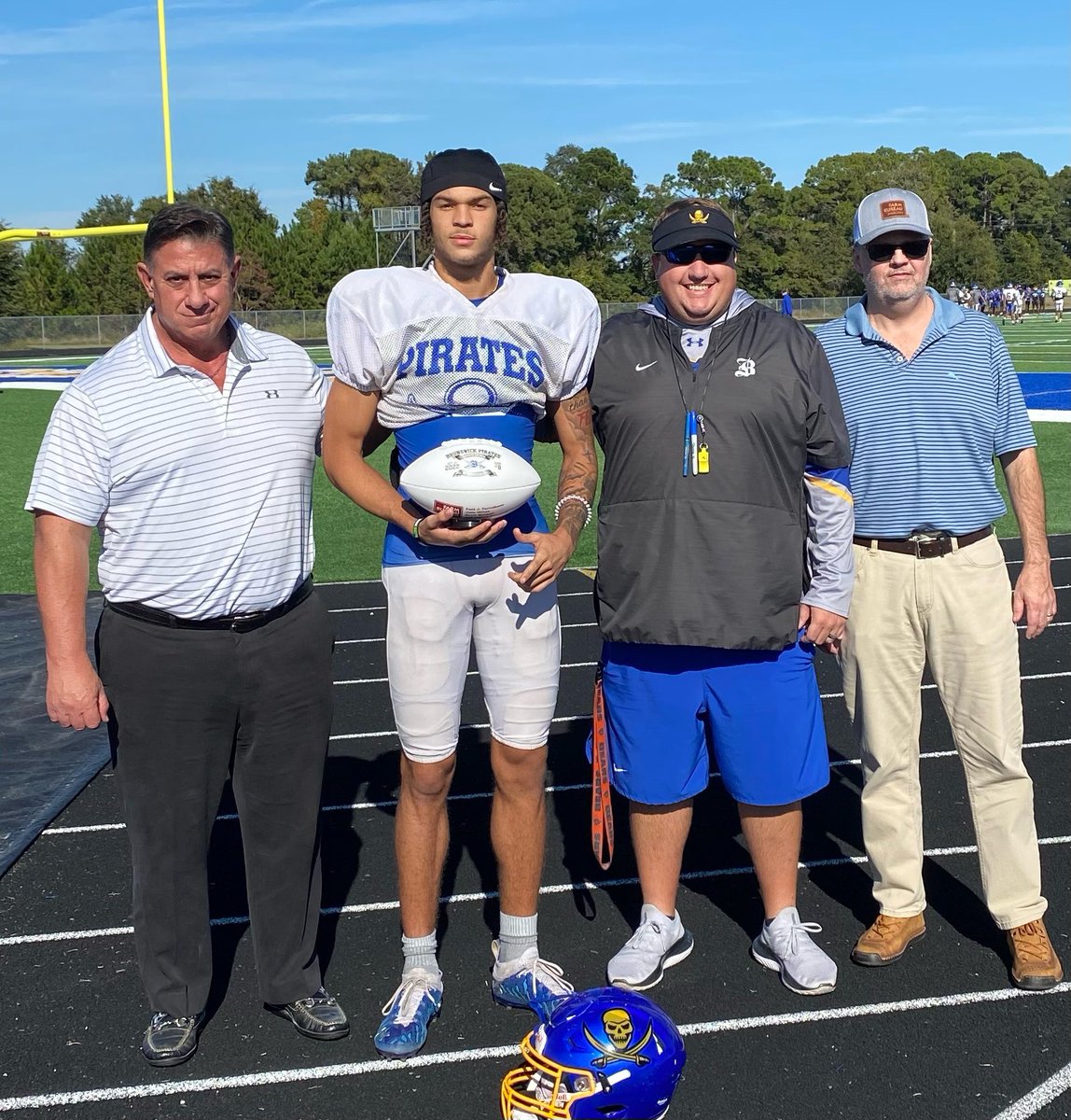 Congratulations to #3 Kevin Thomas @kevinthomasjr34 as he was named Farm Bureau Player Of The Week for Game 8 vs South Effingham. Kevin had a big game in the region match-up vs South Effingham with 2 TD receptions. 🟦🟨🏴‍☠️☠️⚓️ #AllAboutTheFamily #FarmBureauPlayerOfTheWeek