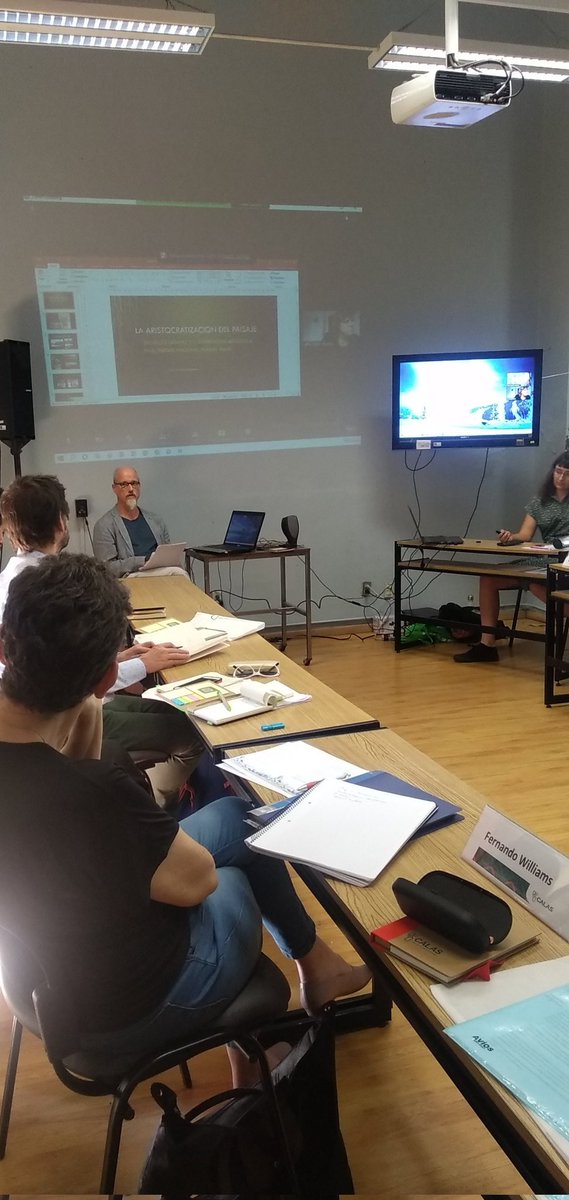 CalasCenter's tweet photo. Sesionan las mesas de #Diálogo en la Plataforma «Paisajes y territorios en el #Antropoceno. Perspectivas literarias y culturales en Las Américas».
🗣️ @OKaltmeier debate sobre la «Aristocratización del paisaje», a partir del caso del parque nacional Nahuel Huapi.
#CopingWithCrisis https://t.co/hxGgO4DGrp