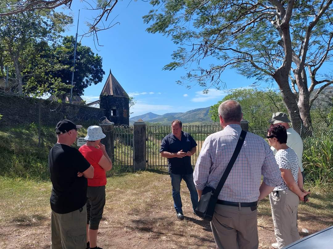 La délégation #stationverte en Nouvelle-Calédonie s'est rendue à Bourail pour remettre la charte Station Verte et visiter des sites historiques et naturels : immersion en tribuavec dégustation du bougna, découverte du lagon et du Domaine de Déva. 

 #bourail #NouvelleCaledonie