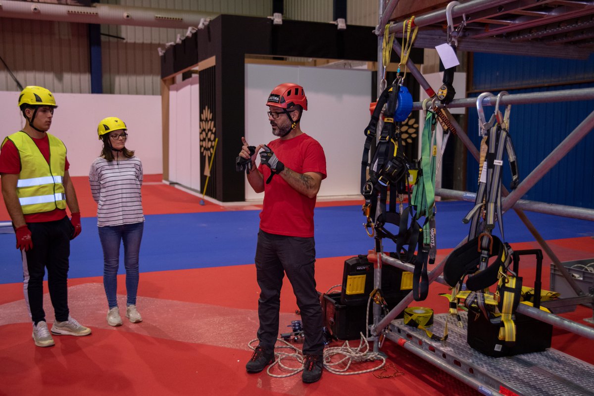 FiconFeval's tweet image. Así de atentos han estado los participantes del Curso Práctico de Seguridad de Trabajos en Altura que se ha celebrado en @FEVAL_  con motivo de #ForoFicón . 
#DonBenito #feval #Extremadura #FeriasExtremeñas #construcción #seguridadeneltrabajo