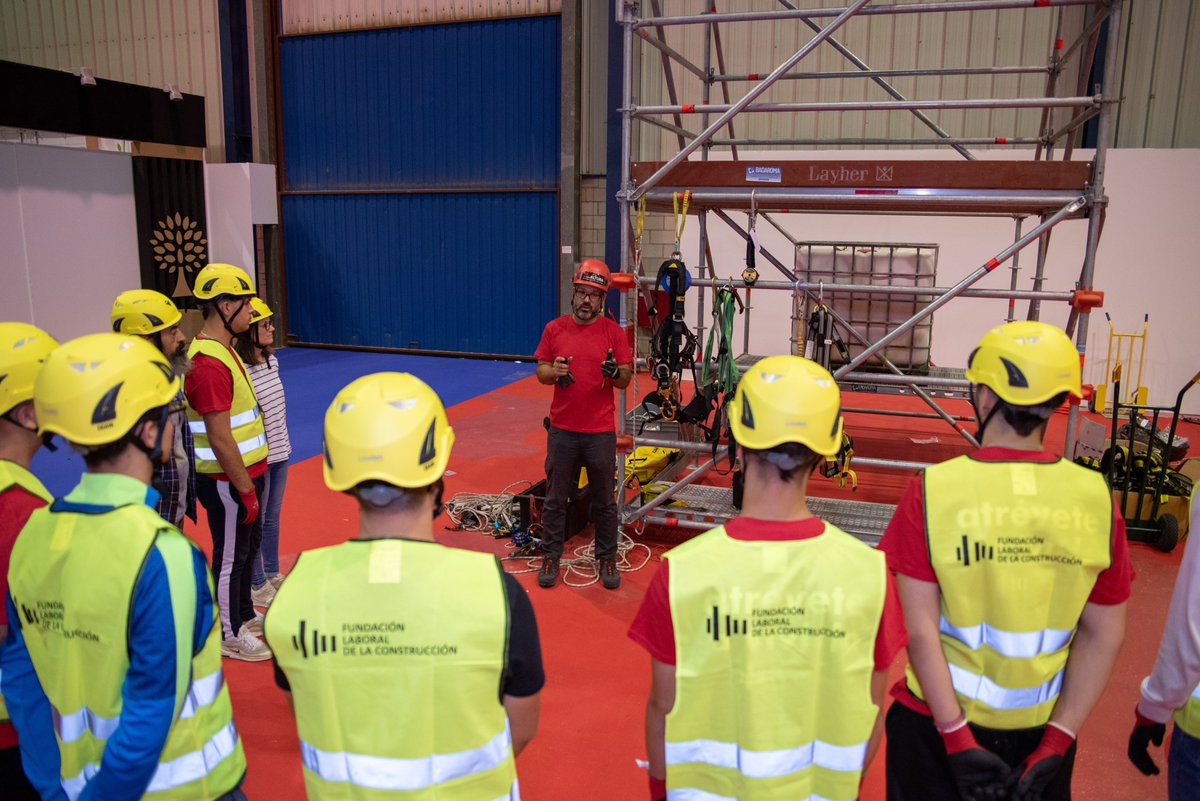FiconFeval's tweet image. Así de atentos han estado los participantes del Curso Práctico de Seguridad de Trabajos en Altura que se ha celebrado en @FEVAL_  con motivo de #ForoFicón . 
#DonBenito #feval #Extremadura #FeriasExtremeñas #construcción #seguridadeneltrabajo