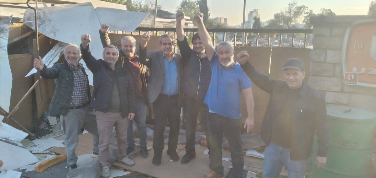 arkucukosmanogl's tweet photo. Uzel Makina Direnişi..
Parababaları Düzenine...Sarı Sendikacılığa Karşı Direniş..
Direniş Uzel Makina Direnişçileri..
Direne..Direne KAZANDI..
Bu gün..Kabul Edilen Taleplerin
Tamamı Nakit Olarak Ödendi..
Yaşasın Uzel Makina DİRENİŞİMİZ. https://t.co/vNn59R7IRu