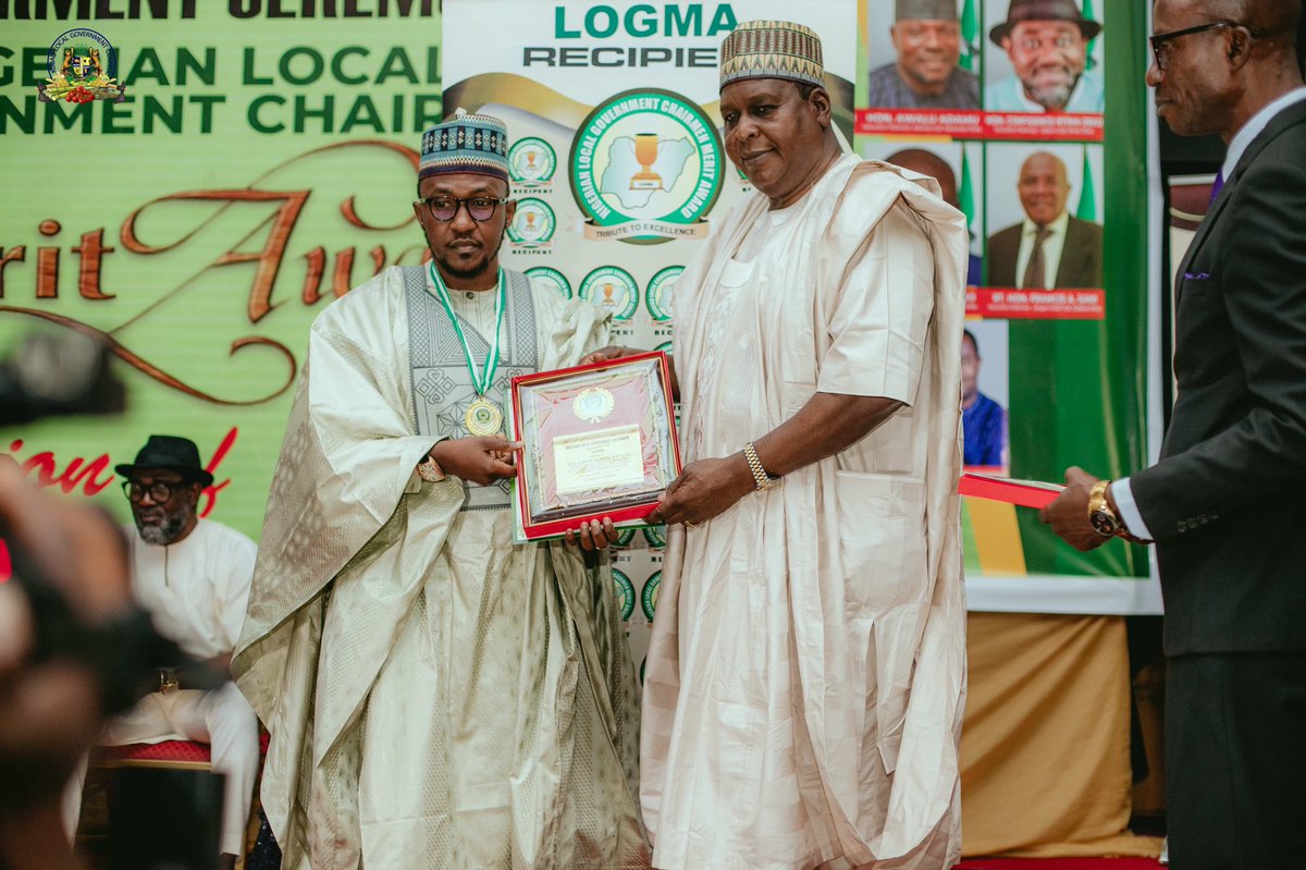 drfatima84's tweet photo. Earlier today my brother received the Nigerian LG Chairmen Merit Award for an outstanding performance &amp; quality leadership. This wld not have been possible without the mentorship &amp; support of our gov. @elrufai. In less than 365days in office his achievements is unprecedented https://t.co/ipUi3hIYUX