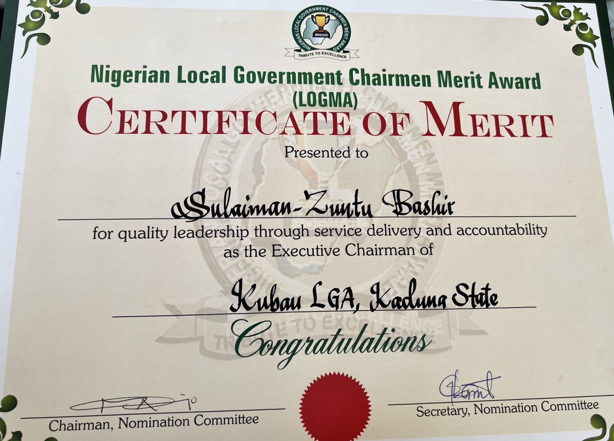 drfatima84's tweet photo. Earlier today my brother received the Nigerian LG Chairmen Merit Award for an outstanding performance &amp; quality leadership. This wld not have been possible without the mentorship &amp; support of our gov. @elrufai. In less than 365days in office his achievements is unprecedented https://t.co/ipUi3hIYUX