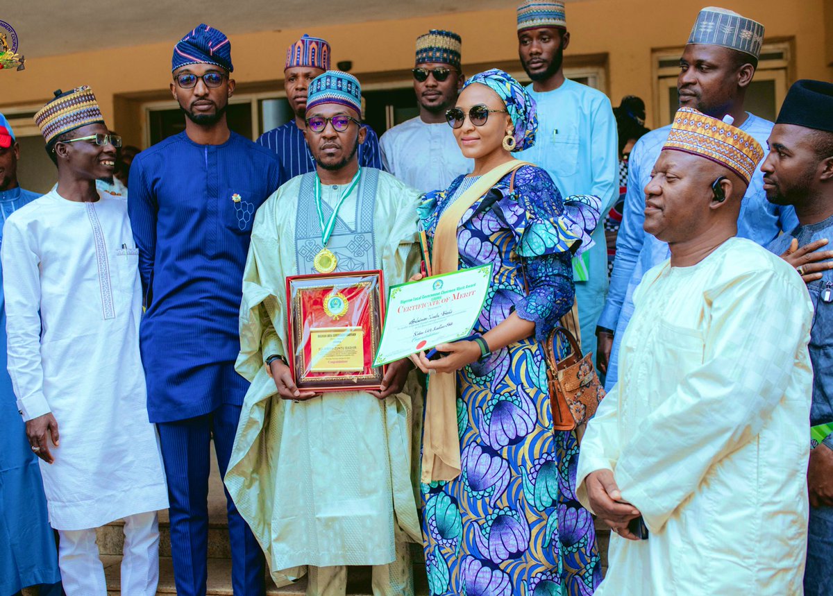 drfatima84's tweet photo. Earlier today my brother received the Nigerian LG Chairmen Merit Award for an outstanding performance &amp; quality leadership. This wld not have been possible without the mentorship &amp; support of our gov. @elrufai. In less than 365days in office his achievements is unprecedented https://t.co/ipUi3hIYUX