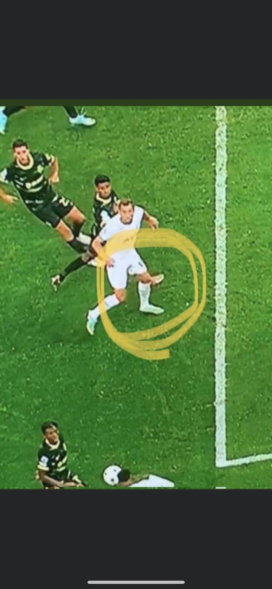 Hestad1's tweet photo. @b075m4nn @Edvartsen @NordicBetNO På de bildene her som VAR ikke har benyttet er foten til motspiller på linje med Kane sin! VAR=søppel https://t.co/x1plJiijaq