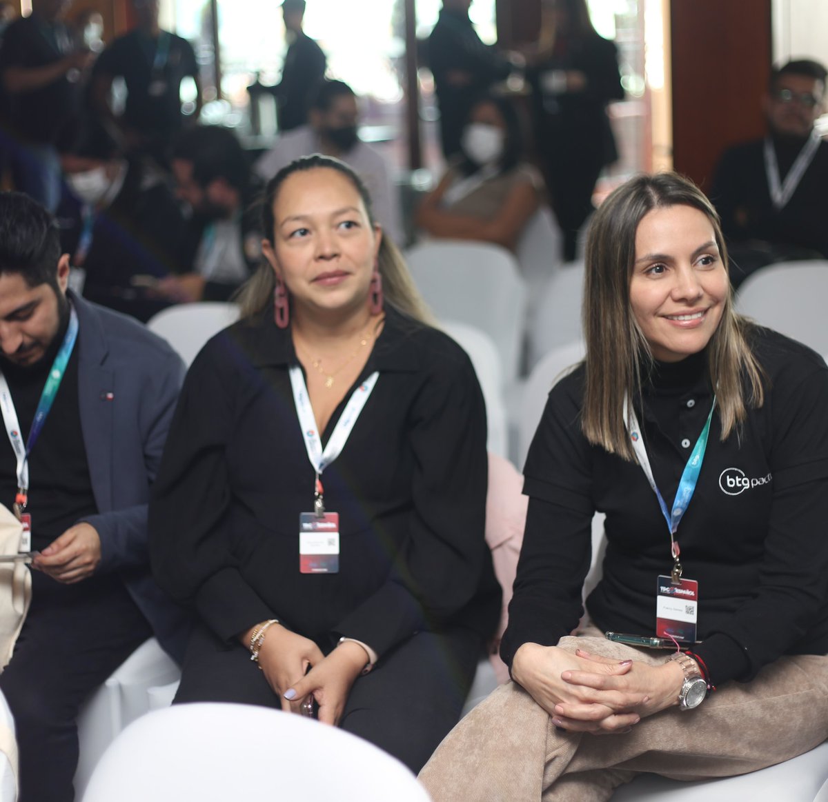 TheDevConf's tweet photo. ¡Comenzó TDC en Español en Bogotá! #thedevconf https://t.co/lFIDaSuI9E https://t.co/Sw0vgjRI2J