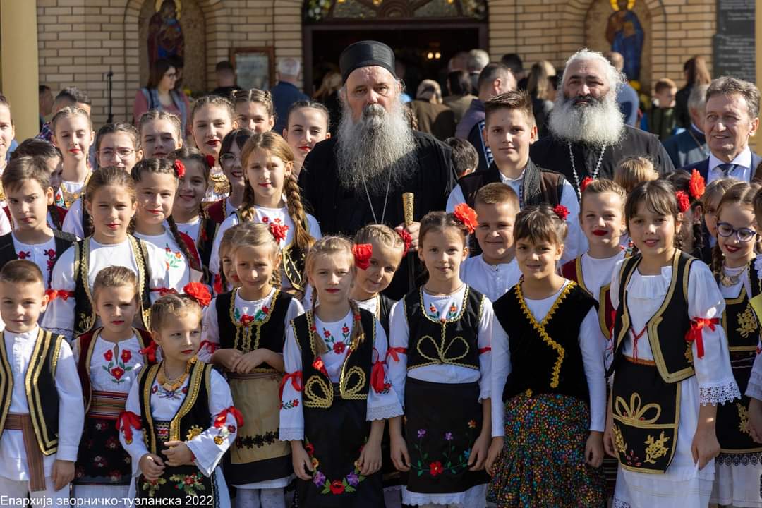 Епископ Фотије на празник Свете Петке са малим Светосавцима