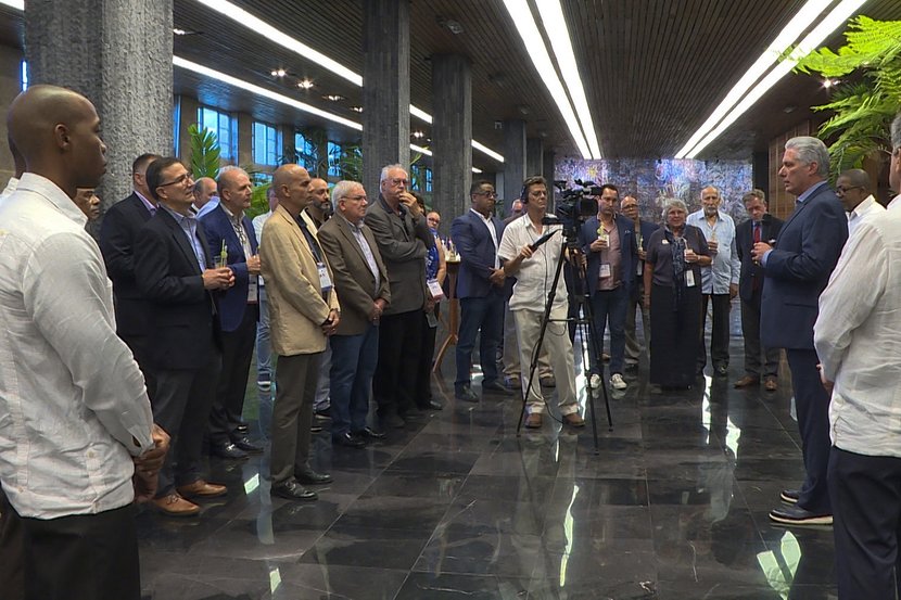 "Puentes y No Muros".
<a href="/DiazCanelB/">Miguel Díaz-Canel Bermúdez</a>.
#MejorSinBloqueo.
#CubaNoEstáSola.