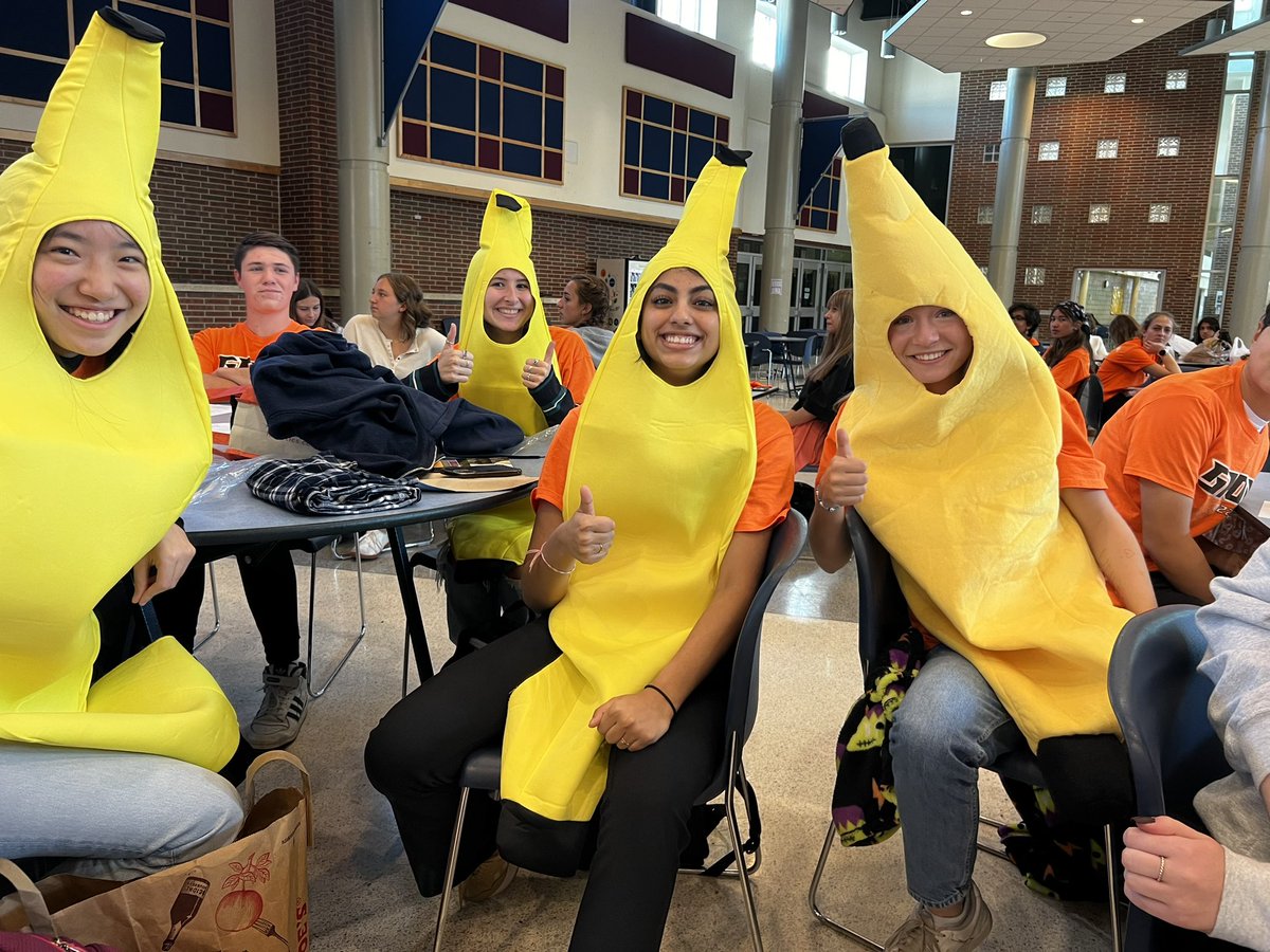 chsOverbeck's tweet photo. These GKOMs are sharing their enthusiasm and spirit with our freshmen today! @myccs @chsinfo https://t.co/Ec4IKdLx9e