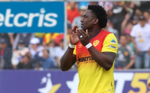 futbolecuador's tweet photo. “#Bidoglio me sacó de la noche a la mañana… ¡Gracias a Dios llegó un DT inteligente a #Aucas!” #RobertoOrdóñez rompe el silencio sobre lo vivido con el ex entrenador argentino de Papá que quiso jubilarlo antes de hora https://t.co/lPoUqmkL9o https://t.co/7EZbRCoUIM