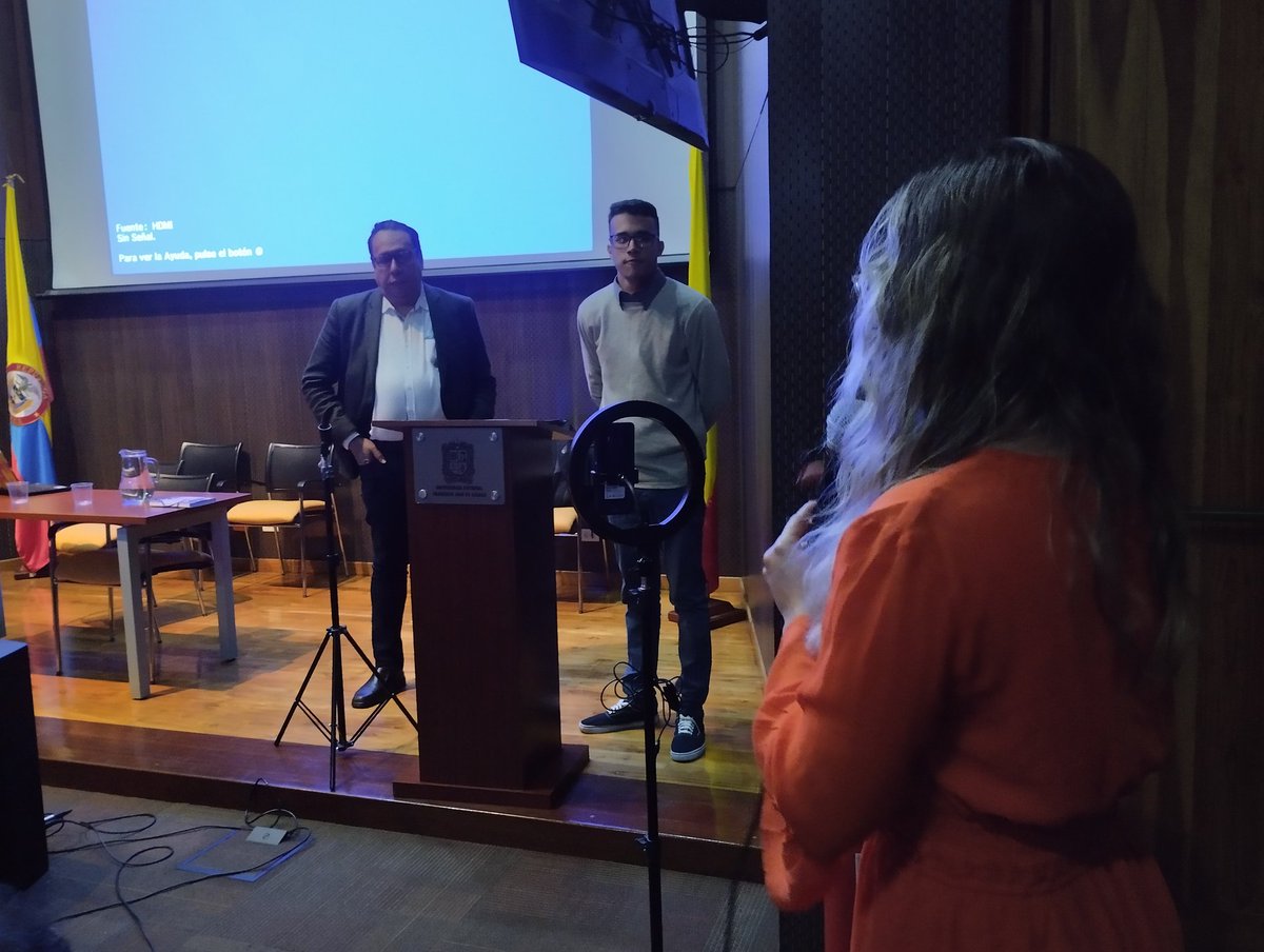 AulaAbiertaLA's tweet photo. #AHORA Los estudiantes participan en la ponencia del del profesor Juan Navarrete, enfocada en los Derechos Humanos como factor clave de éxito de la democracia.

Seguimos en vivo por el Instagram de @fedehuve. #LaUporlaDemocracia https://t.co/vzLjj7Upgz https://t.co/mYg7DzfFWV