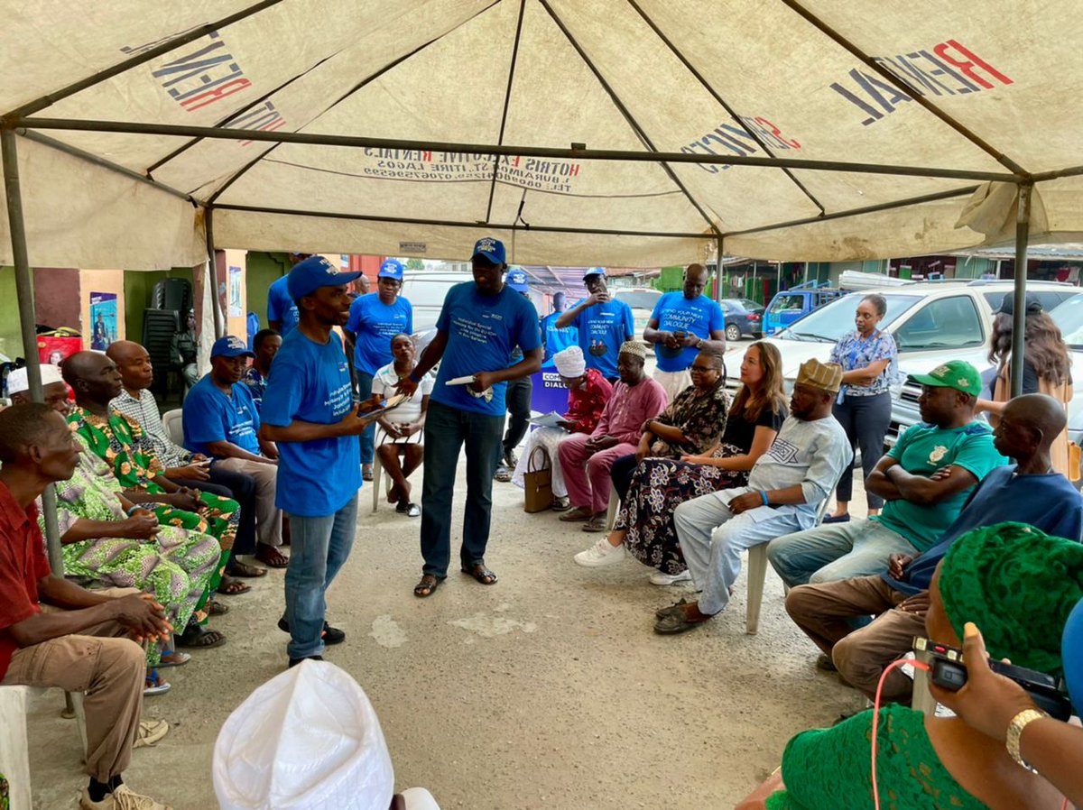 This week our migration team met with @IOM_Nigeria in Lagos to visit several community awareness raising activities under our #COMPASS program. Community leaders came together to discuss the risks of #irregularmigration and #humantrafficking 🌍